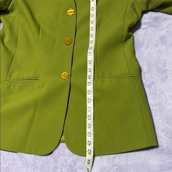 Vibrant Green Tailored Blazer with Notched Lapels - Picture 6 of 8